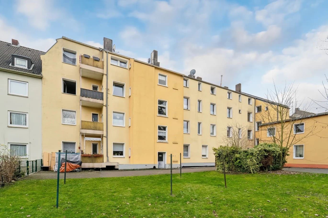 Gartenseite der Mehrfamilienhäuser Knapmannstraße in Witten-Annen mit Balkonen
