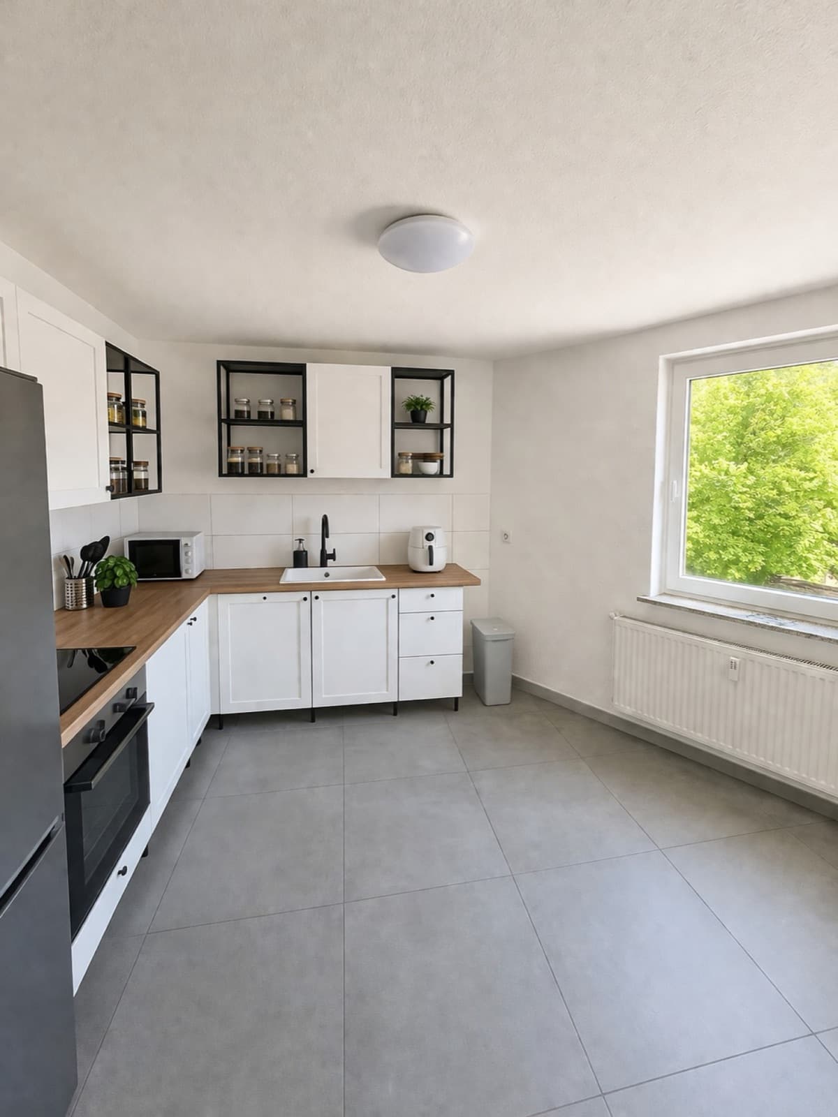 Helle Küche mit weißen Fronten und Tageslicht in einer WG-Wohnung in Dortmund-Lütgendortmund